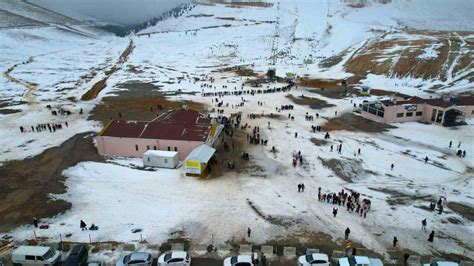 Çocuklarına depremin yıl dönümünü unutturmak için kayak merkezine akın ettiler
